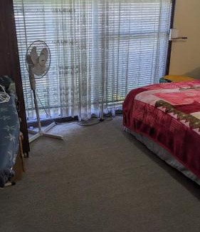 Bidwill House | Cozy Homestay: Large Private Room with Kitchen Essentials