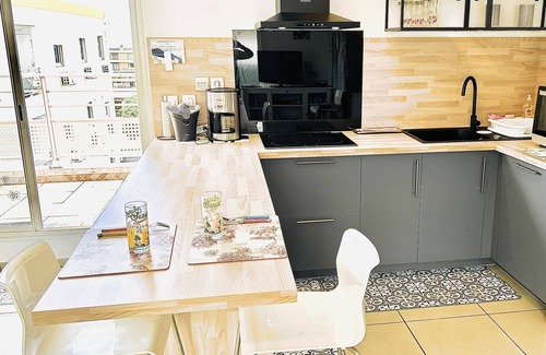 Sainte-Clotilde Centre Apartment | Discover La Goélette: Rated 10/10 with Spa & Hot Tub