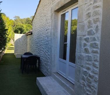 Saint-Etienne-du-Gres Apartment | Discover Comfort at Bienvenue au Pied des Alpilles