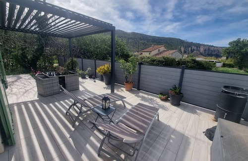 Les Mees House | Escape to Bienvenue Aux Rêves Des Mées: Ocean View Haven