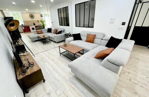 Castets-En-Dorthe Apartment | Discover l'Escapade au Canal: Family-Friendly Retreat