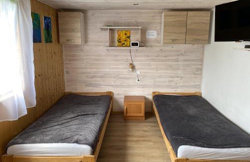 Lutowiska Ski Chalet | Cozy Bieszczady Smolnik Cottage: Pet-Friendly Retreat