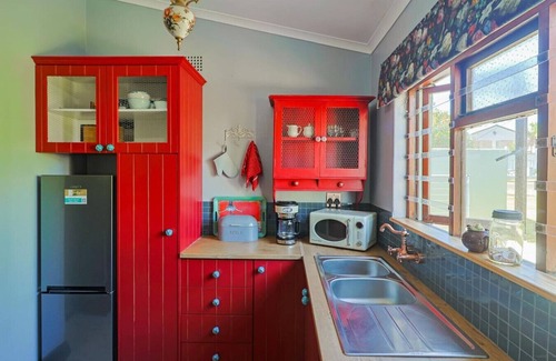 Kleinmond Cottage | Relaxing Oceanfront Getaway at Bietjie Sjiek Hotel