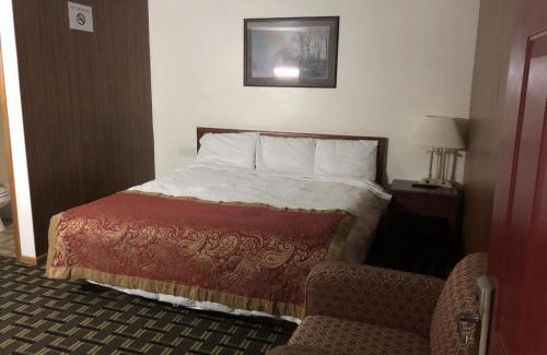 Broken Bow Hotel | Budget-Friendly BIG 12 MOTEL with Breakfast & Pet Access