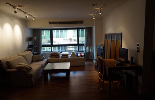 Ploenchit Apartment | Spacious 1Br Bangkok Unit with Pool, Gym & Breakfast Included