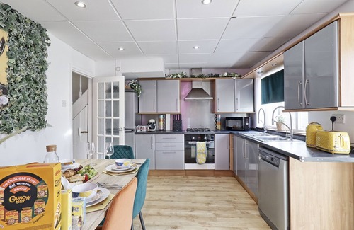 Westcliff-on-Sea House | Spacious 3-Bedroom Tropical Oasis with Oceanfront Views