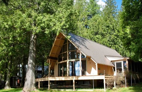 Troy Cabin | Scenic A-Frame Lake Front House with Family-Friendly Vibes