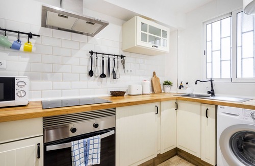 El Cabanyal Apartment | Authentic Valencia Flat: Steps from the Beach & Family-Friendly