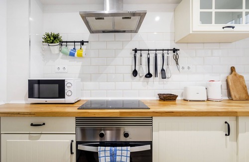 El Cabanyal Apartment | Authentic Valencia Flat: Steps from the Beach & Family-Friendly
