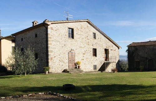 Motina Apartment | Family-Friendly Apartment with Garden in Scenic Tuscany