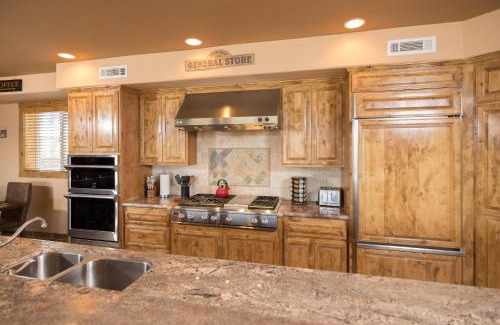 Ironwood Estates House | Family-Friendly Big Bear Village View Haus with Hot Tub
