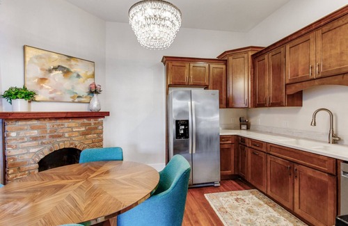Metropolitan Apartment | Bright Escape: Big and Beautiful by Forsyth Park