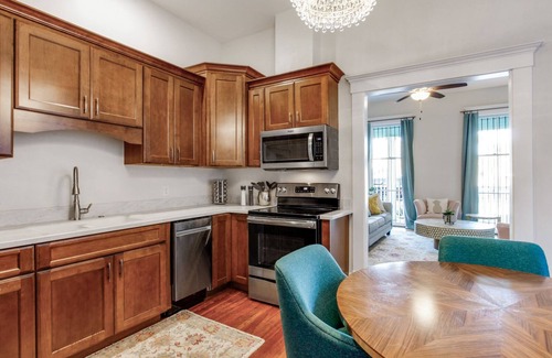 Metropolitan Apartment | Bright Escape: Big and Beautiful by Forsyth Park