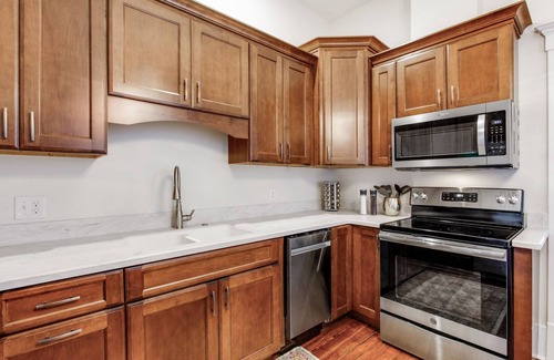 Metropolitan Apartment | Bright Escape: Big and Beautiful by Forsyth Park