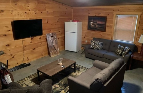 Sedan House | Inviting Big Buck Cabin: Family-Friendly Getaway Awaits