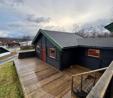Jægervatnet House | Big cabin in Lyngen Fjords