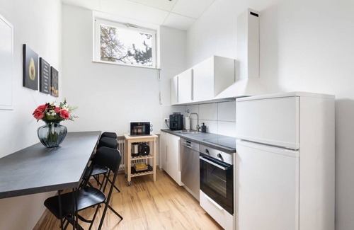 Neuhausen Apartment | Spacious Central Apartment Near Rotkreuzplatz for 12 Guests