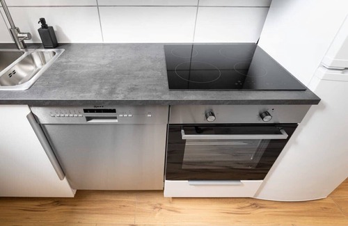 Neuhausen Apartment | Spacious Central Apartment Near Rotkreuzplatz for 12 Guests