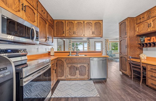 Richwood House | Experience Big Cormorant with Lake Views & Family Comfort