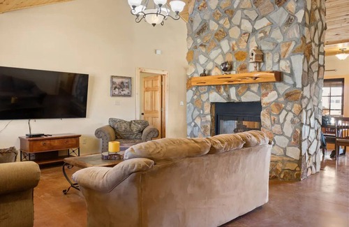 Shallowater House | Big Country Rustic Retreat: Family & Pet Friendly Escape