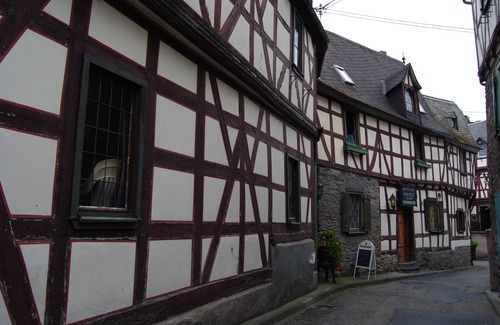 Braubach Apartment | Cozy Apartment with Pool in Braubach am Rhein - Rated 9.4