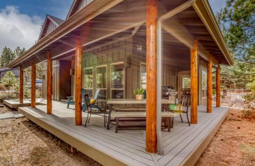 RiverWild House | Inviting Big Eddy: 4-Star Bliss with Pool & Breakfast