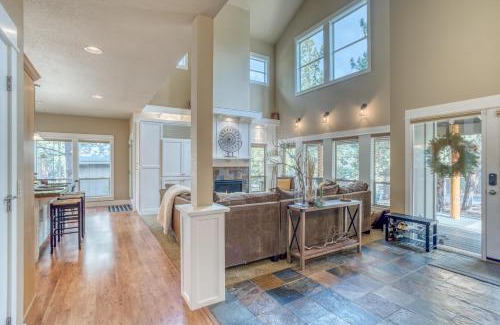 RiverWild House | Inviting Big Eddy: 4-Star Bliss with Pool & Breakfast