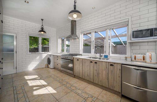Papatoetoe Villa | Spacious 9 BR Family House - Perfect for Your Getaway