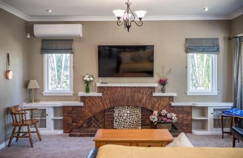 Papatoetoe Villa | Spacious 9 BR Family House - Perfect for Your Getaway