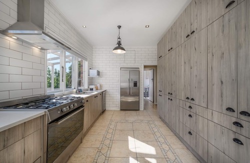 Papatoetoe House | Spacious Family Retreat with 9 Bedrooms and Kitchen Access