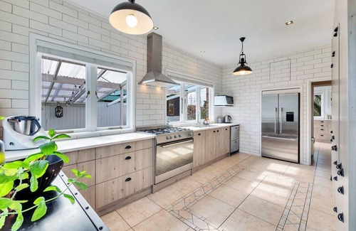 Papatoetoe House | Spacious Family Retreat with 9 Bedrooms and Kitchen Access