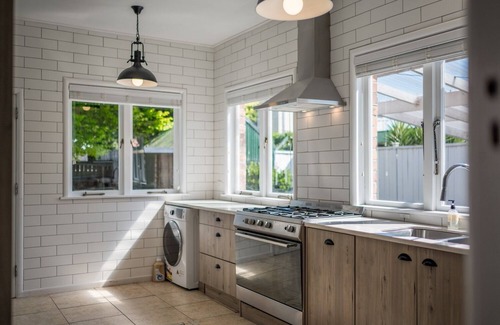 Papatoetoe House | Spacious Family Retreat with 9 Bedrooms and Kitchen Access
