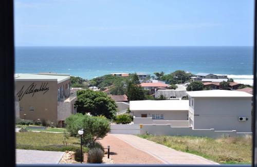 Wavecrest House | Modern Family Retreat with Spa and Hot Tub in JBay