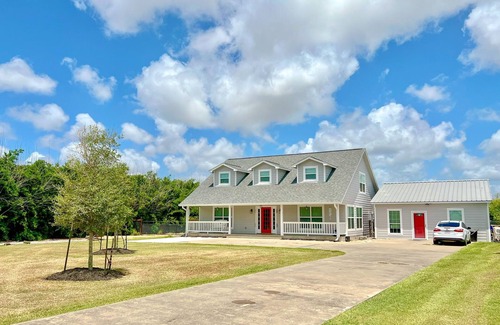 Matagorda House | Outstanding Big Fish Lodge: Oceanfront Retreat with Breakfast