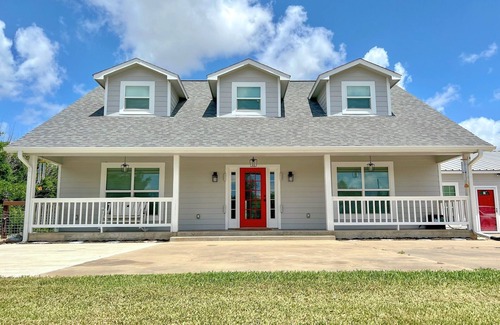 Matagorda House | Outstanding Big Fish Lodge: Oceanfront Retreat with Breakfast
