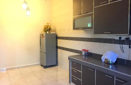 Pengkalan Baharu House | Family-Friendly Big Garden Homestay with Pet Access