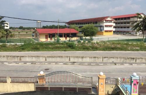 Pengkalan Baharu House | Family-Friendly Big Garden Homestay with Pet Access