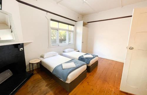Westbourne Park House | Ideal Group Retreat with Pool and 15 Beds for Families