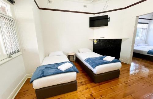 Westbourne Park House | Ideal Group Retreat with Pool and 15 Beds for Families