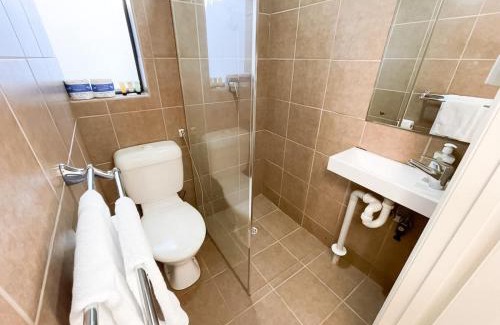 Westbourne Park House | Ideal Group Retreat with Pool and 15 Beds for Families