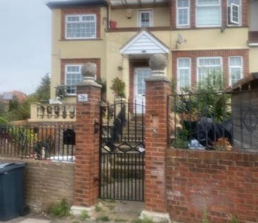 Forest Hill Bed & Breakfast | Comfortable Big Home in Forest Hill, London Awaits You