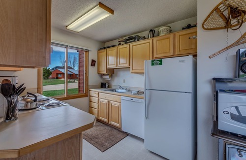 Clark Cabin | Cozy Big Horn Cabin with Kitchen on Elk River