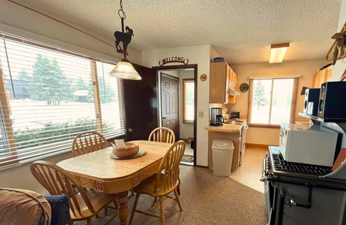 Clark Cabin | Cozy Big Horn Cabin with Kitchen on Elk River