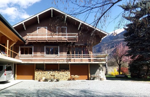 Saint-Jean-de-Maurienne House | Inviting Big House Chalet with Garden and Pool Access