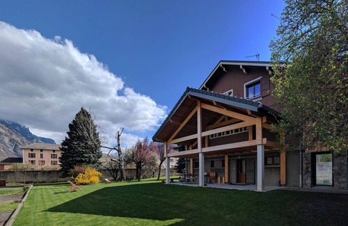 Saint-Jean-de-Maurienne House | Inviting Big House Chalet with Garden and Pool Access