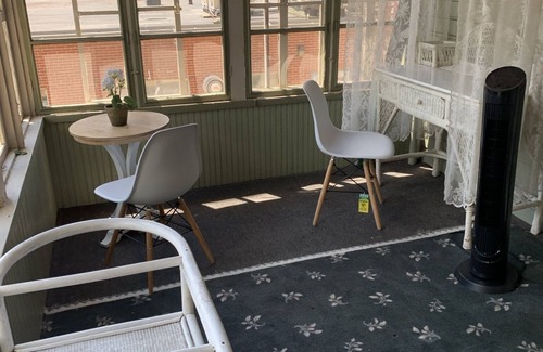 West Washington House | Inviting Big House Downtown with Family-Friendly Amenities