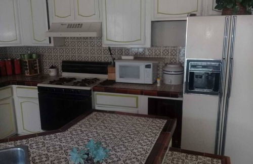 San Fernando House | Ideal Stay Near Papas n Beer - Big House Awaits You