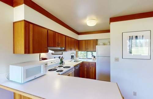 Black Butte Ranch Condo | Big Meadow 18th Hole with optional golf privileges, Black Butte views
