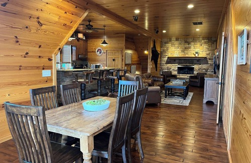 Dahlonega Cabin | Scenic Mountain Retreat with Hot Tub & Wineries Nearby