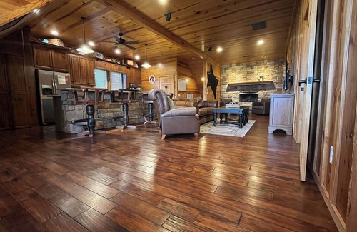 Dahlonega Cabin | Scenic Mountain Retreat with Hot Tub & Wineries Nearby